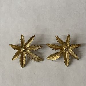 Vintage Signed Sarah Coventry Gold Tone Leaf Palm Clip On Earrings